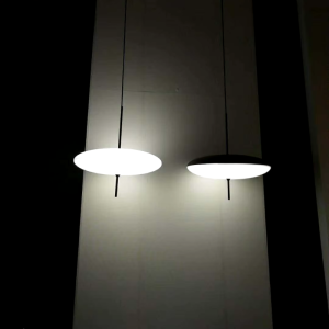 Plafonnier LED suspendu en forme d’ovni