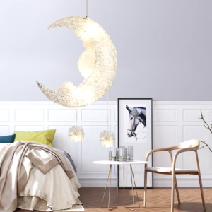 Plafonnier suspendu en forme de lune, design moderne idéal pour une chambre d’enfant